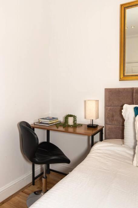 Appartamento Discover 2 Bedroom In Kensington Londra