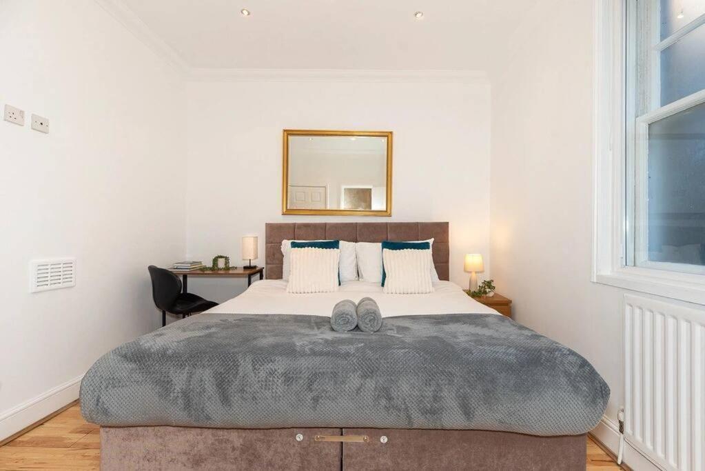 Appartamento Discover 2 Bedroom In Kensington Londra