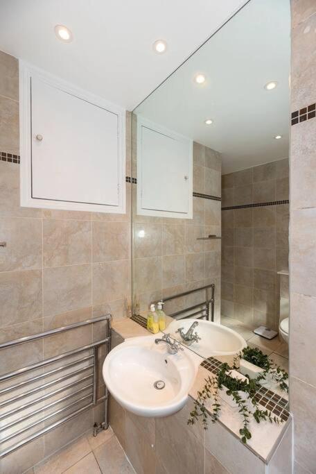Discover 2 Bedroom In Kensington Appartamento Londra