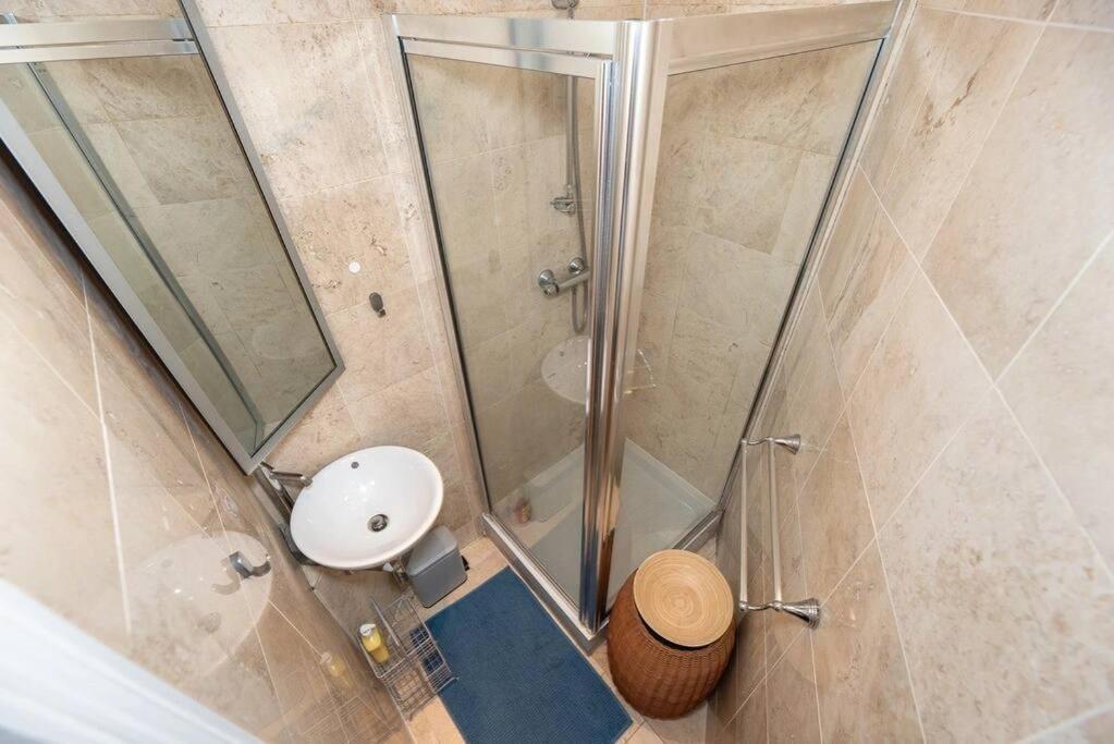 Discover 2 Bedroom In Kensington Londra